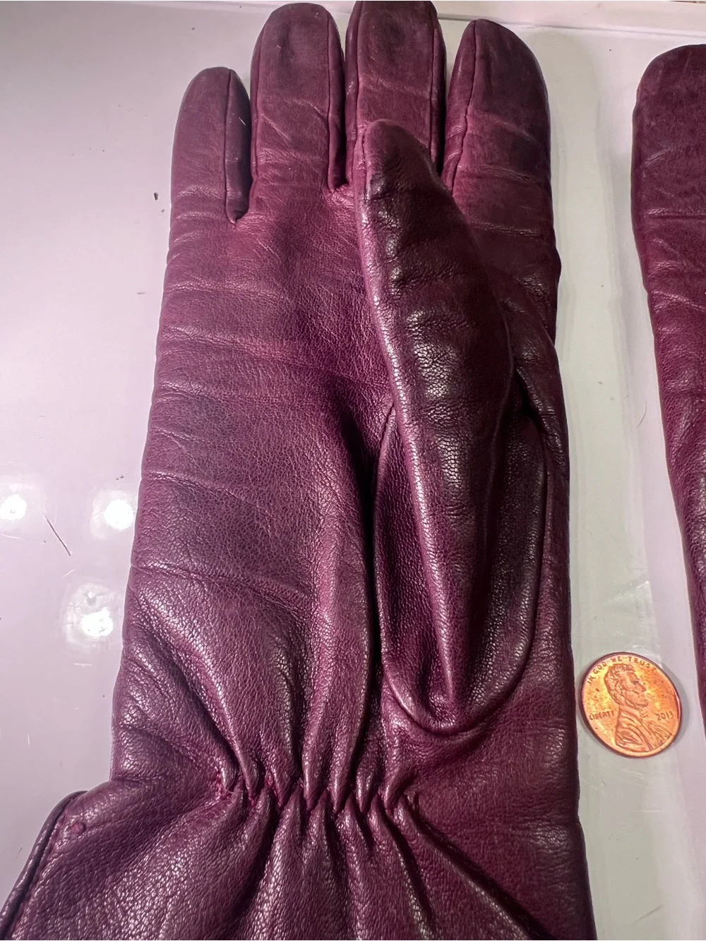 Women’s Size Medium Leather Gloves in burgundy with a cashmere lining